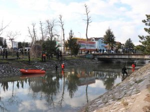 Kayıp Olarak Aranıyordu, Cüzdanı Ve Telefonu Dere Kenarında Bulundu