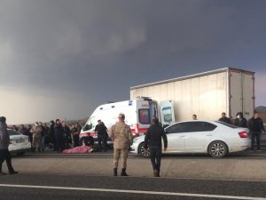 Diyarbakır’da Hafif Ticari Araç İle Tır Kafa Kafaya Çarpıştı:1’i Ağır 5 Yaralı