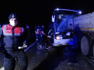Yolcu Otobüsü Tırın Dorsesine Saplandı: 1 Ölü, 13 Yaralı (2)