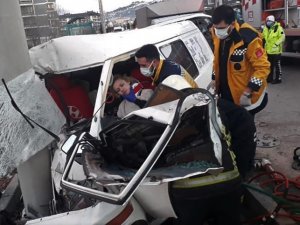 Minibüs Elektrik Direğine Çarptı: 1 Yaralı
