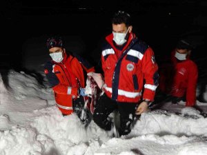 1 Metreyi Aşan Karda Sağlık Ekiplerinin Hasta Kurtarma Mücadelesi