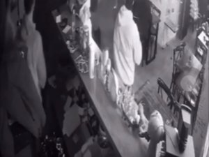 Oyuncu Bahadır Ünlü’nün Müşterisine Bıçakla Saldırdığı Anlar Kamerada