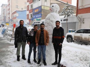 Hakkarili Esnaftan 2 Metrelik Kardan Adam