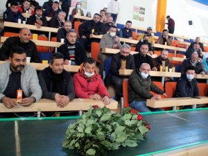 Çiçekçi Esnafı Yürüyen Bant Üzerinden Gelen Çiçekleri Almak İçin Yarıştı