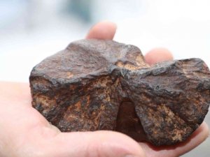 Hakkarili Çiftçi Elindeki Taşın Göktaşı Olup Olmadığını Araştırıyor