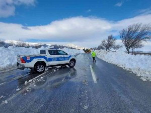 Konya’da Trafik Ekipleri Yolda Kalanların Yardımına Koştu