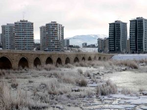 Kırağı Tarihi Eğriköprü’de Kartpostallık Görüntüler Oluşturdu