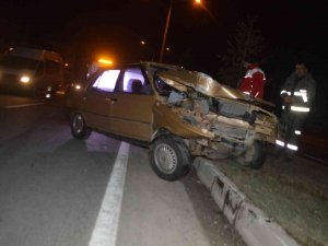 Tavşanlı’da Elektrik Direğine Çarpan Sürücü Yaralandı