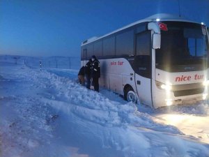 Midibüsler Mahsur Kaldı, Ekipler Kurtardı