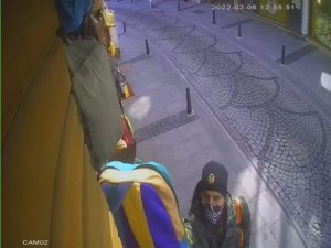 Çanakkale’de Rahat Tavırlarıyla Güpegündüz Çanta Çalan Hırsız Pes Dedirtti