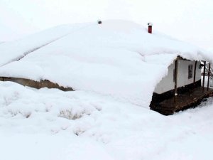 Göksun’da Tek Katlı Evler Karla Kaplandı