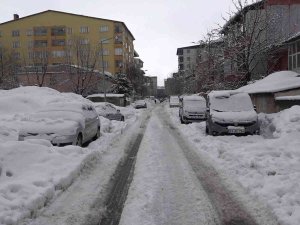 Tatvan’da Araçlar Kara Gömüldü