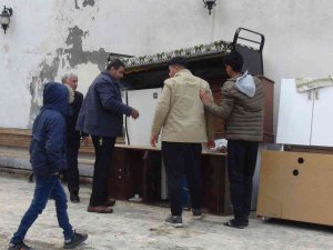 Cami Avlusuna Bu Kez Ev Eşyası Bıraktılar