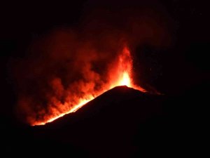 İ̇talya’daki Etna Yanardağı Lav Ve Kül Püskürttü