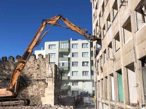 Sinop Meydan Projesi Kapsamında Özel İ̇dare İ̇ş Hanı Yıkımı Başladı