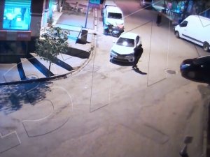 Telefonla Konuşurken İki Aracın Arasından Kalmaktan Son Anda Kurtuldu