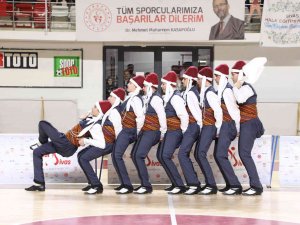 Halk Oyunlarında 380 Sporcu Hünerlerini Sergiledi