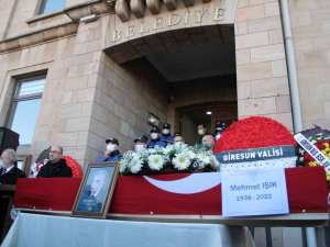 Eski Giresun Belediye Başkanı Işık İçin Belediye Önünde Tören Düzenlendi