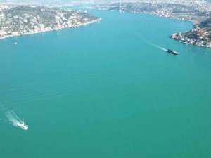 İ̇stanbul Boğazı Turkuaz Rengine Büründü