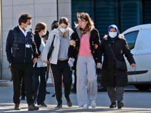 Kadın Doğum Uzmanı Kalbine Yenik Düştü, Eşi Ayakta Durmakta Güçlük Çekti