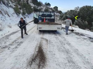 Burhaniye’de Karlı Yollar Açılıyor