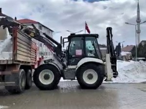 Eflani’de Toplanan Kar Yığınları Dereye Dökülüyor