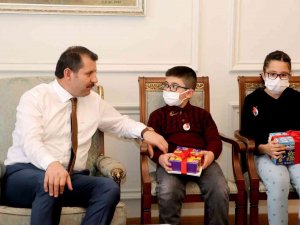 Vali Ayhan’dan Kitap Kurtlarına Hediye