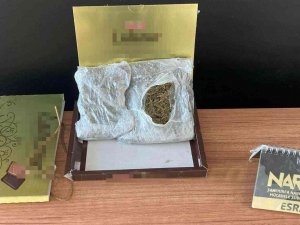 Yolcunun Çantasındaki Çikolata Kutusundan Esrar Çıktı