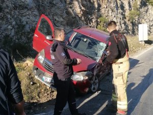 Otomobil İle Kamyonet Çarpıştı: 3 Yaralı