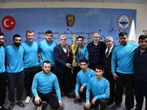 Kululu Şampiyon Güreşçiler Ödüllendirildi