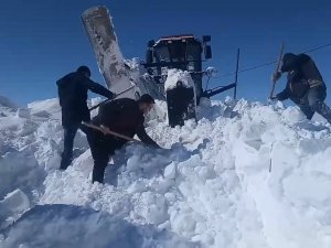 Kara Saplanan Araç İçin Vatandaşlar Seferber Oldu
