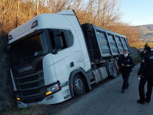 Samsun’da Yoldan Çıkan Tır Su Kanalına Devrildi