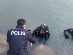 Polis Baraj Suyunu Didik Didik Edip Atılan Silahı Buldu