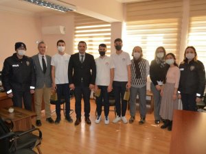 Öğrenciler Yolda Buldukları Para Dolu Cüzdanı Polise Teslim Etti