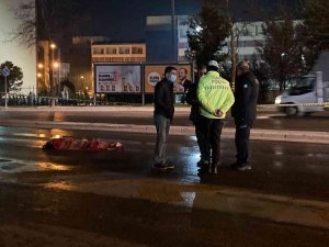 Yolun Karşısına Geçerken Otomobilin Çarptığı Adam Hayatını Kaybetti