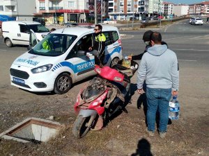 Otomobil İle Çarpışan 73 Yaşındaki Ehliyetsiz Motosiklet Sürücü Yaralandı