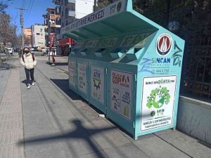 Çocuklar İçine Girdikleri Geri Dönüşüm Kutularını Boşaltılar