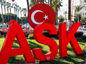 Mersin, 14 Şubat İçin Süslendi