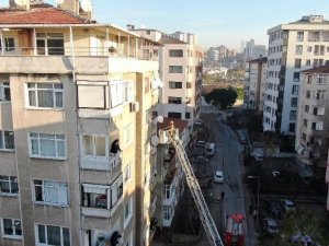 Kadıköy’de 6 Katlı Apartmanda Yangın Çıktı, İki Kadın Dumandan Etkilendi