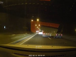 Makas Atarak İlerledi, Hem Kendi Hem De Başkalarının Canını Tehlikeye Attı