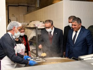 Vali Su, Tarsus’ta Hızır Lokması Dağıtım Etkinliğine Katıldı