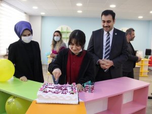 En Çok Kitap Okuyan Öğrenciye Doğum Günü Sürprizi