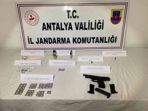 Jandarma Yolcunun Üzerinde Tabanca Ve Uyuşturucu Madde Ele Geçirdi