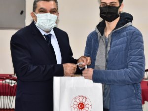 Vali Işık’tan Futbolculara Malzeme Dağıtımı