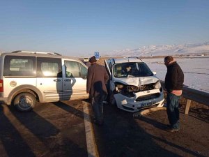 Direksiyon Hakimiyetini Kaybetti Karşı Şeritten Gelen Otomobile Çarptı: 2 Yaralı