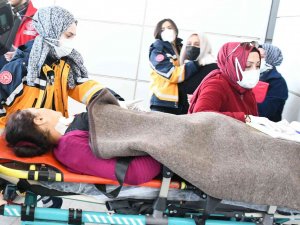 Karısının Boğazını Kesip 4 Yerinden Bıçakladı