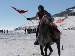 Çıldır Altın At Kristal Buz Festivali Renkli Görüntülere Sahne Oldu
