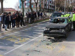 Edirne’de 2 Kişinin Yaralandığı Kazayı Vatandaşlar Film Gibi İzledi