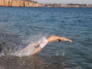 Antalya’da Sıcaklık 20 Dereceye Yaklaştı, Vatandaşlar Sahile Koştu
