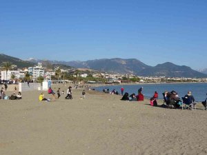 Alanya’da Güneşi Gören Vatandaşlar Sahillere Akın Etti